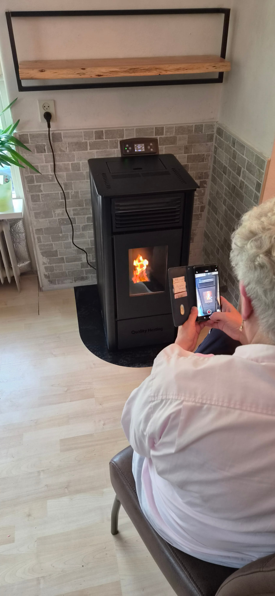 Nieuwe schouw met pelletkachel — de klant vond het resultaat zo mooi dat er een foto gemaakt werd